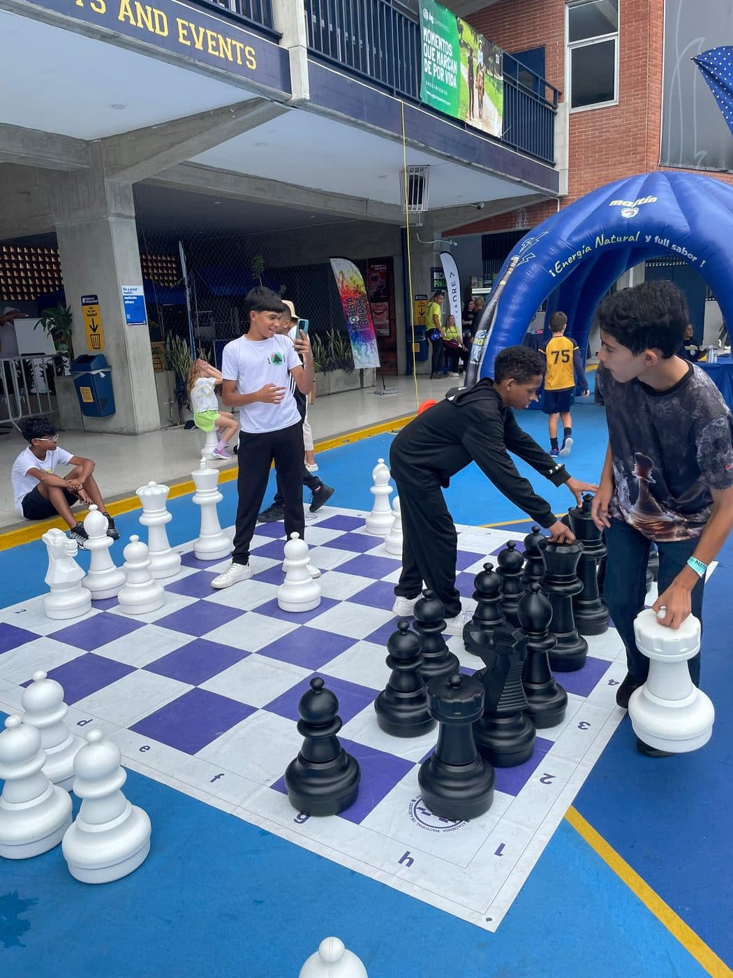 Ajedrez gigante en una actividad de FANA