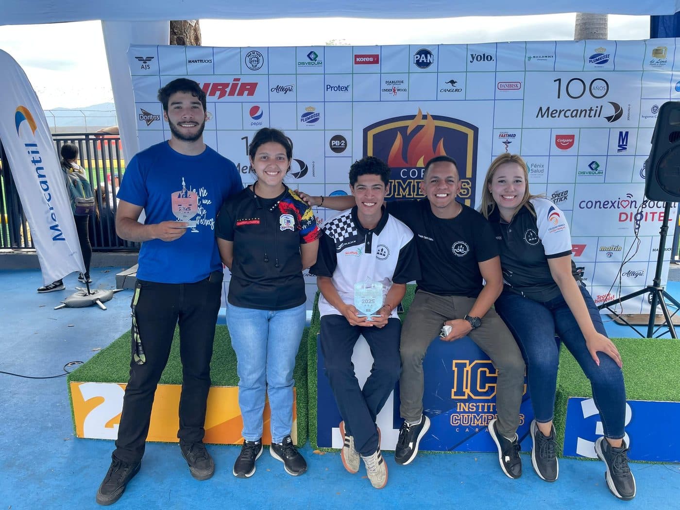 Podio de la Copa Cumbres, alumnos de FANA con trofeos